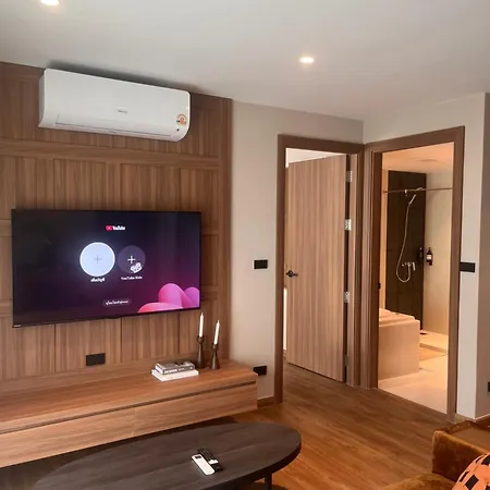 Spacious Bedroom- 2 Mins From Train Station