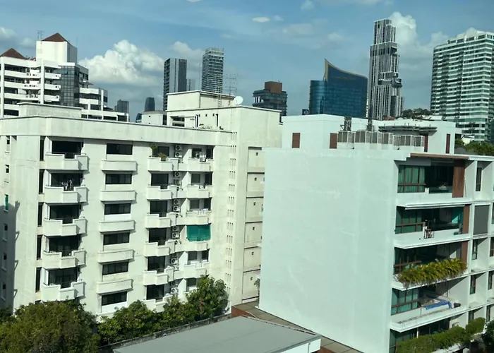 Spacious Bedroom- 2 Mins From Train Station Apartment