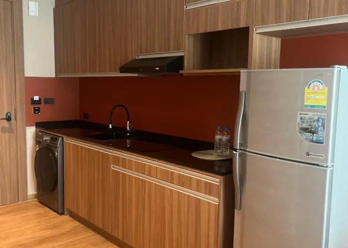 Spacious Bedroom- 2 Mins From Train Station Apartment