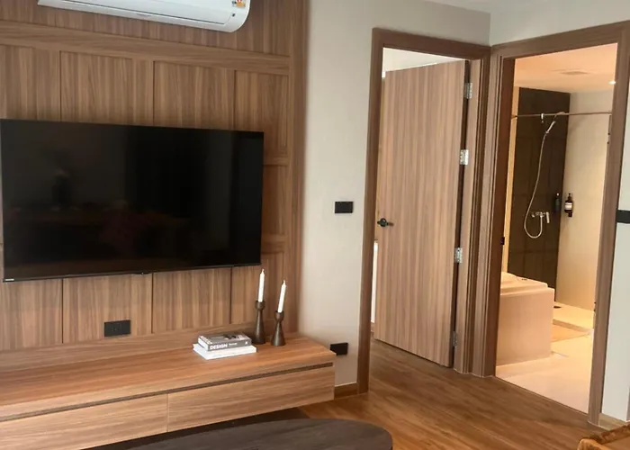 Spacious Bedroom- 2 Mins From Train Station Apartment Bangkok