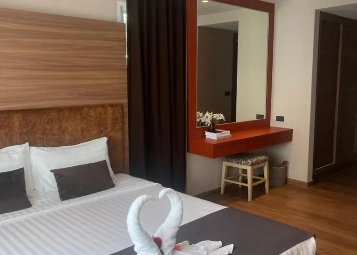 Spacious Bedroom- 2 Mins From Train Station *