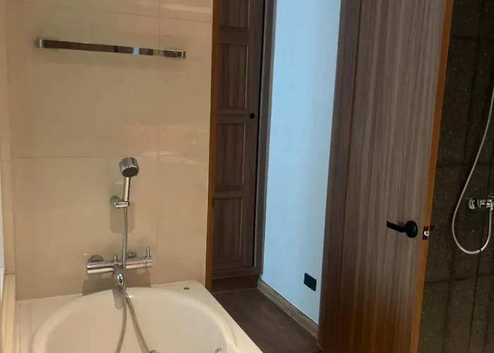 Spacious Bedroom- 2 Mins From Train Station