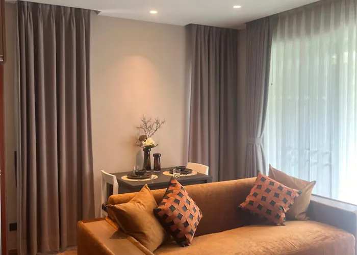 Spacious Bedroom- 2 Mins From Train Station